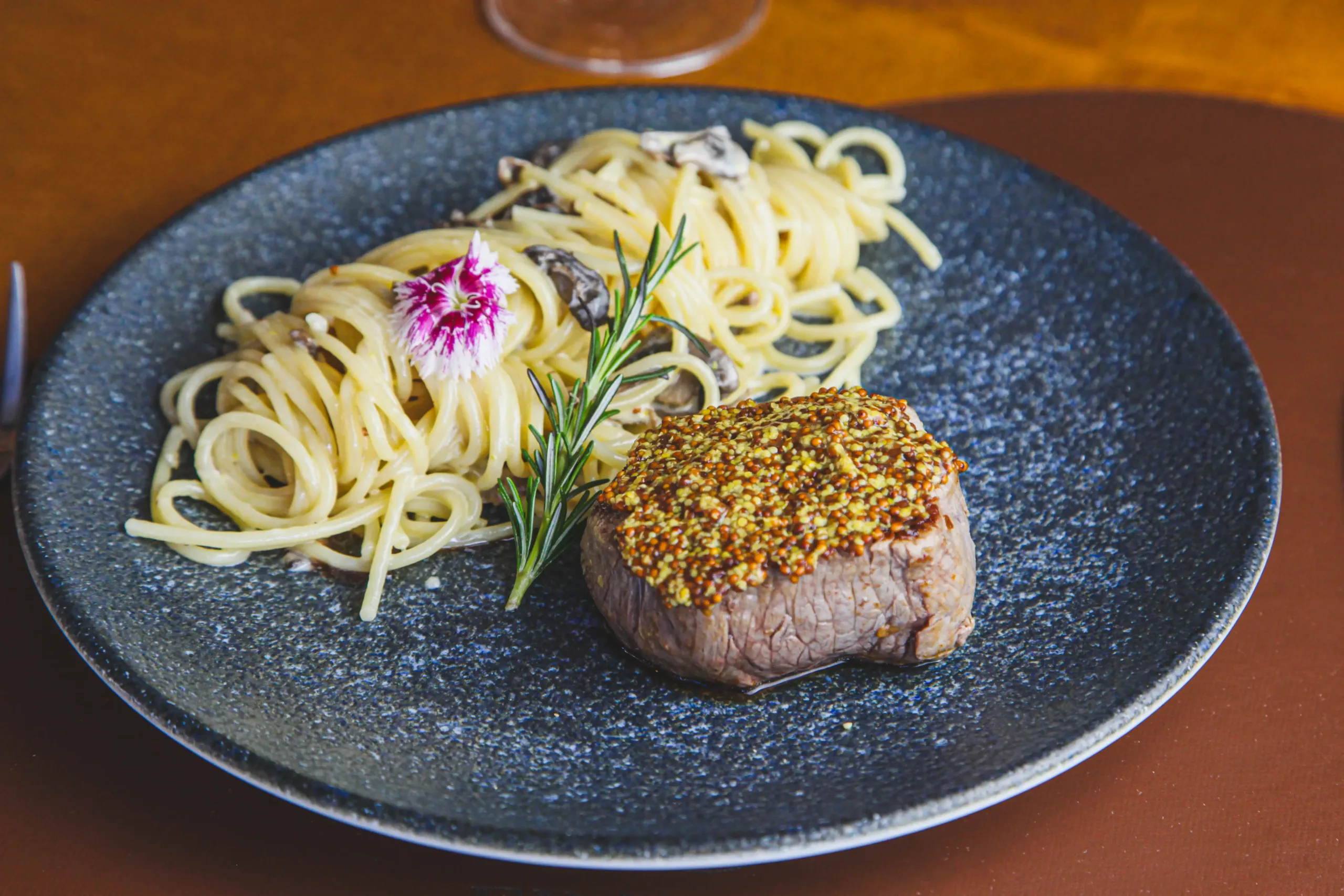 Filé mignon com crosta de mostarda e spaghetti ao molho cremoso de cogumelos