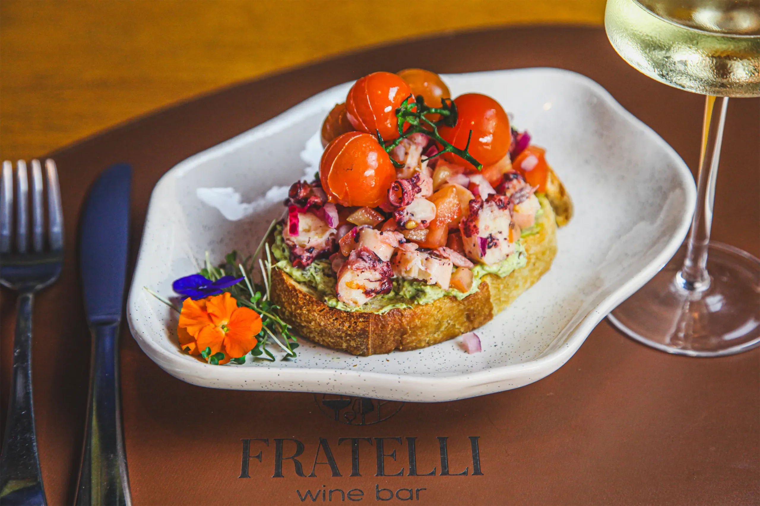 Bruschetta de frutos do mar com vinho branco no Fratelli Wine Bar